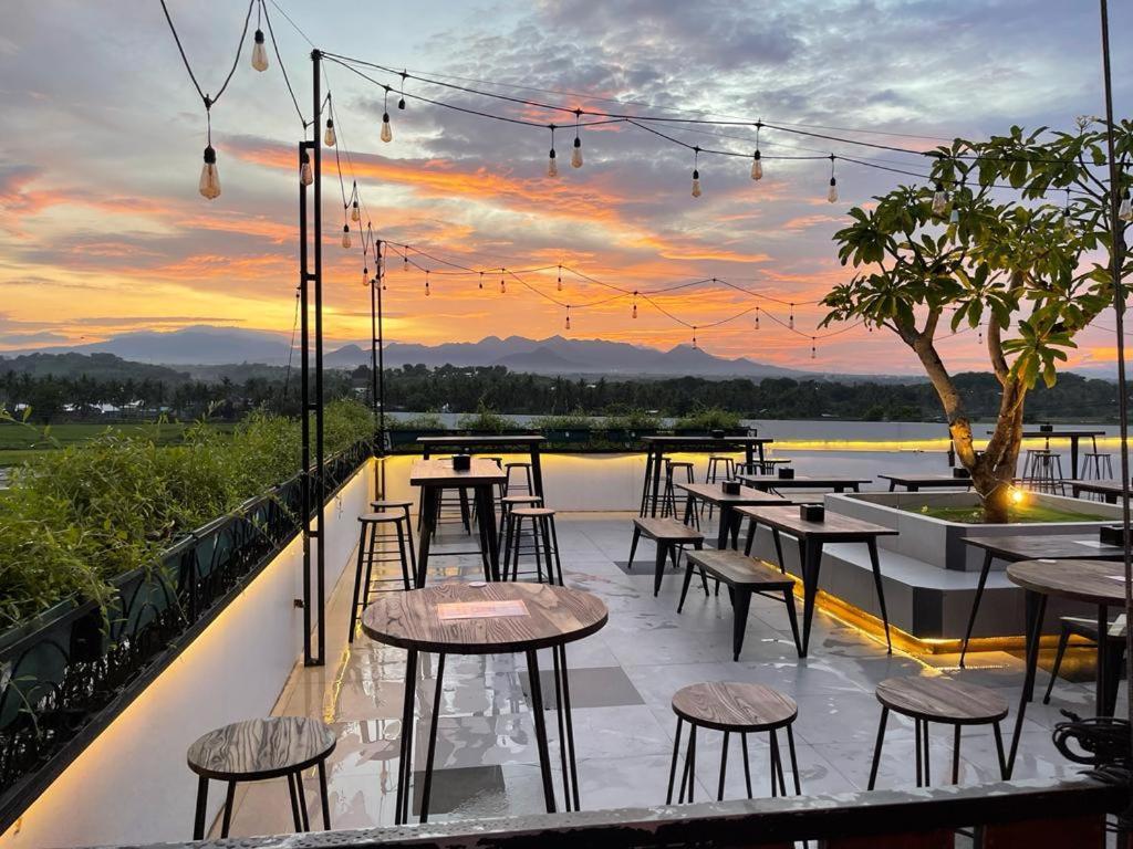 Kaloka Airport Hotel Sumbawa Besar Exterior foto